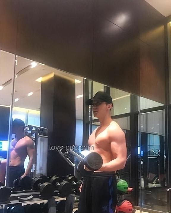 汪苏泷胸肌背后的健身新风尚，预示全民健康趋势升级